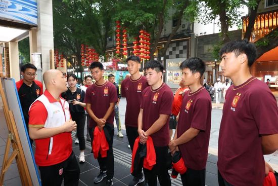 曼联目前有6名后卫可以出战，记者表示在周中欧冠比赛中受伤的卢克-肖将首发出场，除非曼联不想让他冒加重伤势的风险。